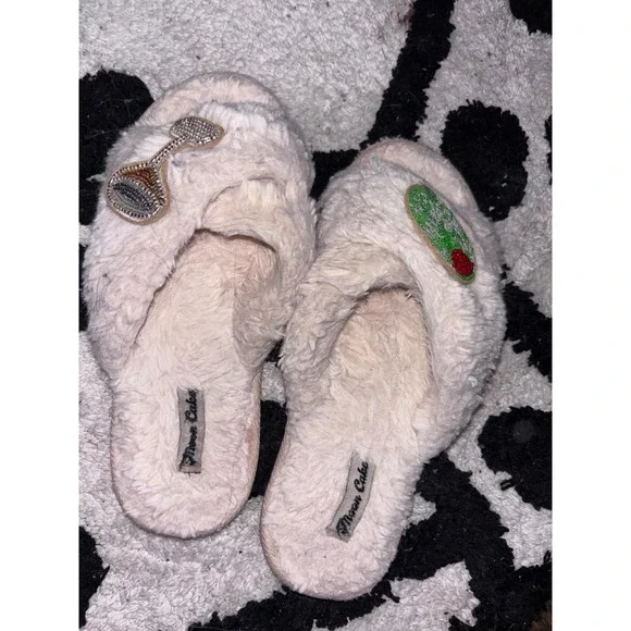 Women's white fuzzy slippers well worn - Picture 2 of 3